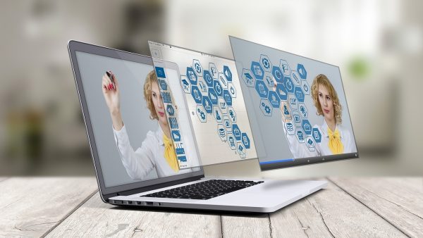 混元3d提示词写法技巧教程，设计师在电脑前研究AI三维生成提示词结构